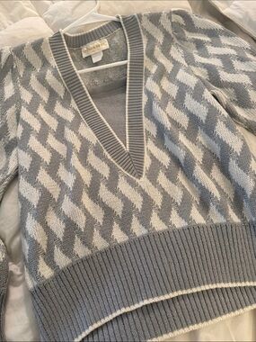 Vintage Vivanti Gray and White Houndstooth V-Neck knit Sweater